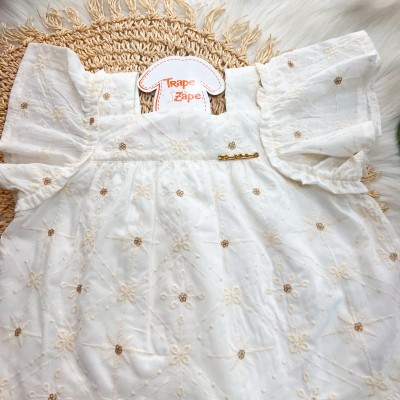 Vestido em Lese Off, Creme e Dourado